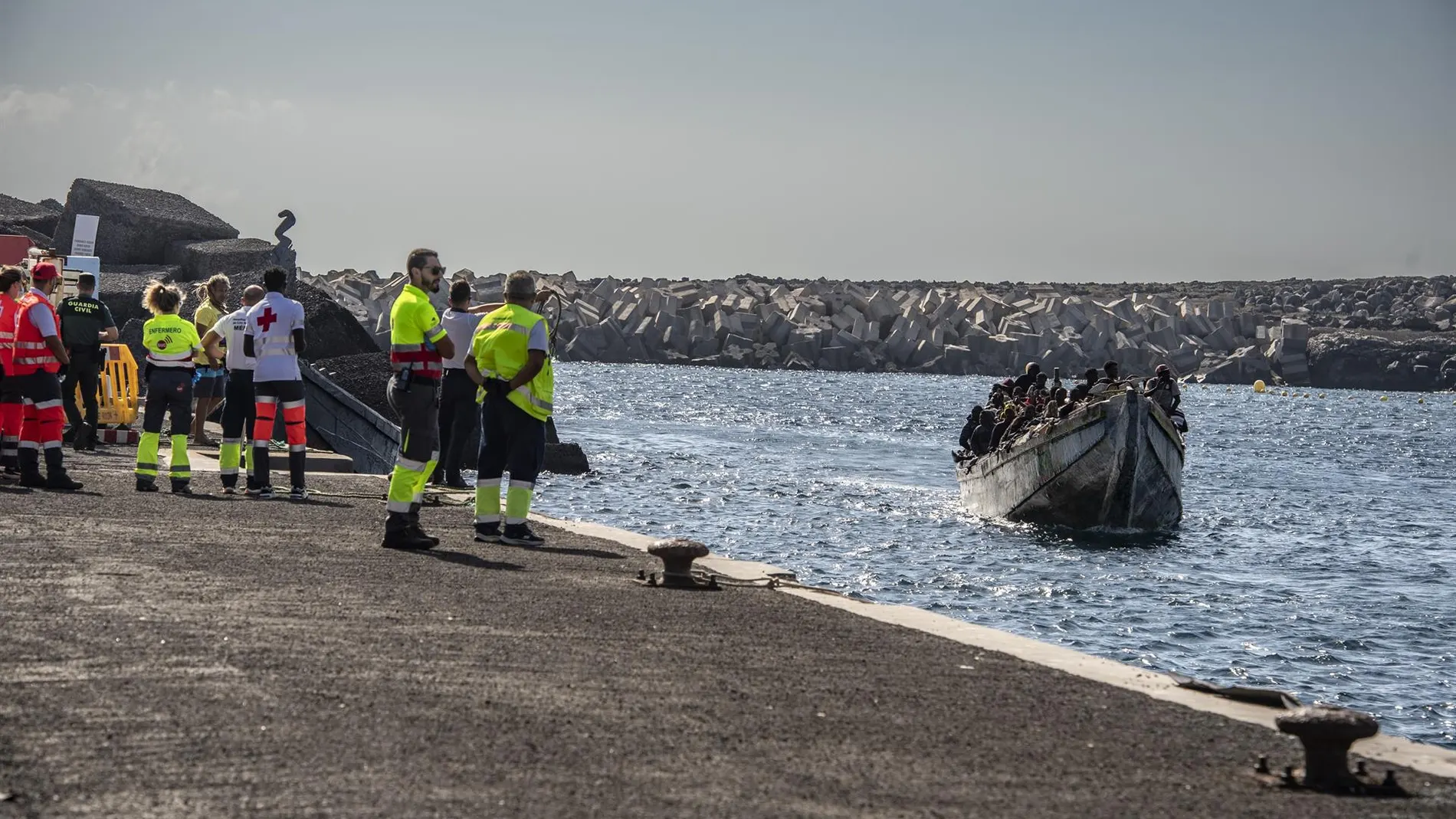 Casi 800 migrantes irregulares llegaron a Canarias durante el fin de semana a bordo de doce embarcaciones