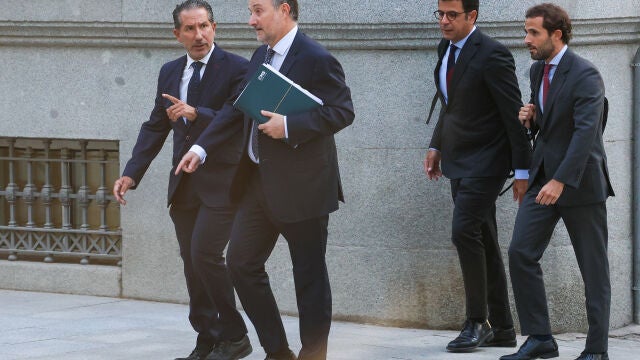 El ex subsecretario de Transportes Jes&uacute;s Manuel G&oacute;mez Garc&iacute;a (1i), a su llegada para declarar como investigado en el &lsquo;caso Koldo&rsquo;, en la Audiencia Nacional, a 23 de septiembre de 2024, en Madrid (Espa&ntilde;a). En el juicio se investigan los contratos p&uacute;blicos realizados durante la pandemia de Covid-19, relacionados con la intermediaci&oacute;n de Koldo Garc&iacute;a Izaguirre, as&iacute; como los posibles casos de corrupci&oacute;n que, directa o indirectamente, tengan relaci&oacute;n con las actividades y contactos de las personas...