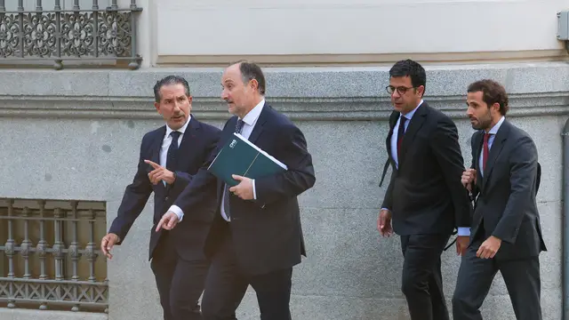 Jesús Manuel Gómez García declara como investigado en el ‘caso Koldo’ El ex subsecretario de Transportes Jesús Manuel Gómez García (1i), a su llegada para declarar como investigado en el ‘caso Koldo’, en la Audiencia Nacional, a 23 de septiembre de 2024, en Madrid (España). En el juicio se investigan los contratos públicos realizados durante la pandemia de Covid-19, relacionados con la intermediación de Koldo García Izaguirre, así como los posibles casos de corrupción que, directa o indirectamente, tengan relación con las actividades y contactos de las personas...