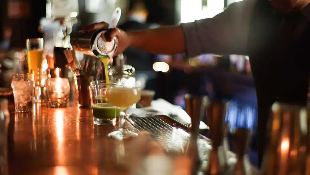 El independentismo radical señala y denuncia a un bar de Barcelona por rotular en castellano