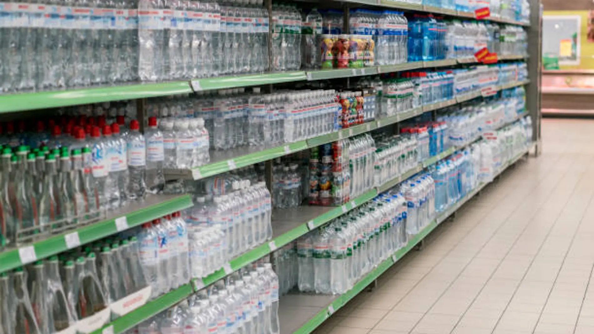 Estante de agua en un supermercado