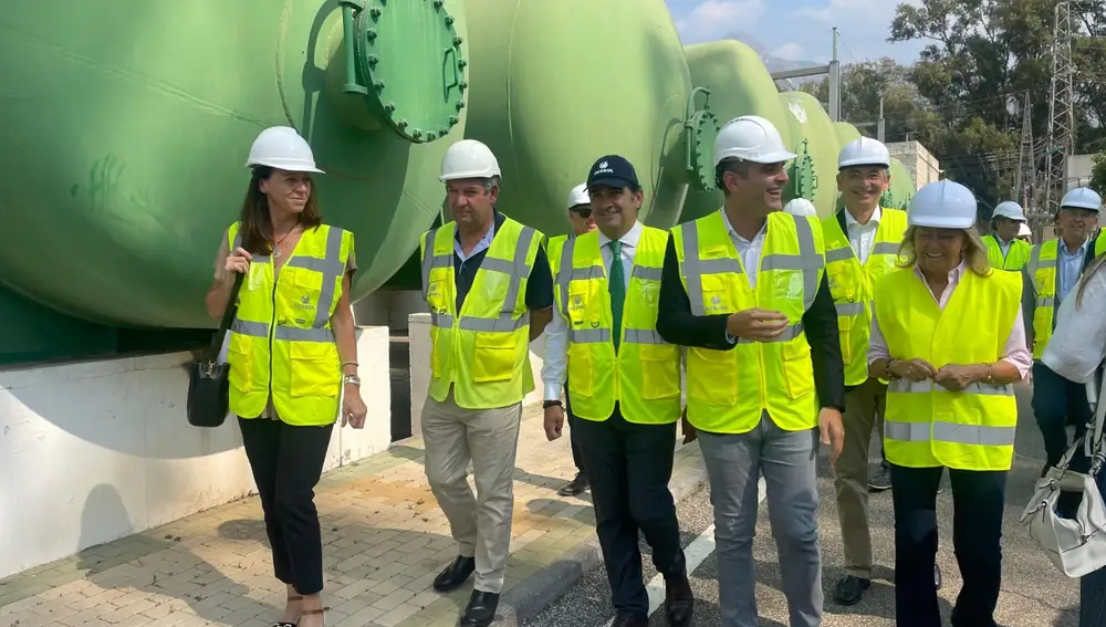 Visita del consejero a la desaladora de Marbella