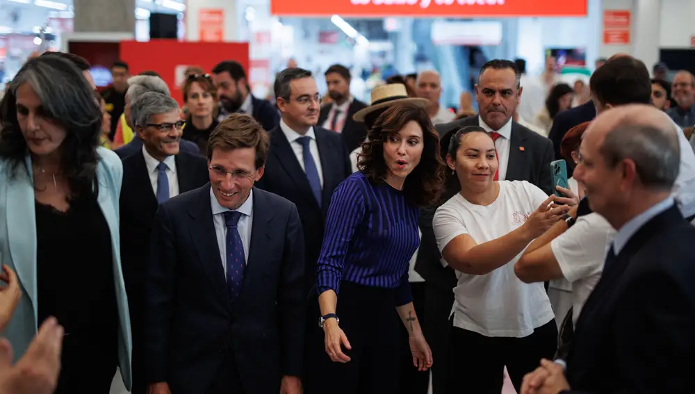 Ayuso visita el Centro Comercial de La Vaguada con motivo del 40 aniversario de su apertura