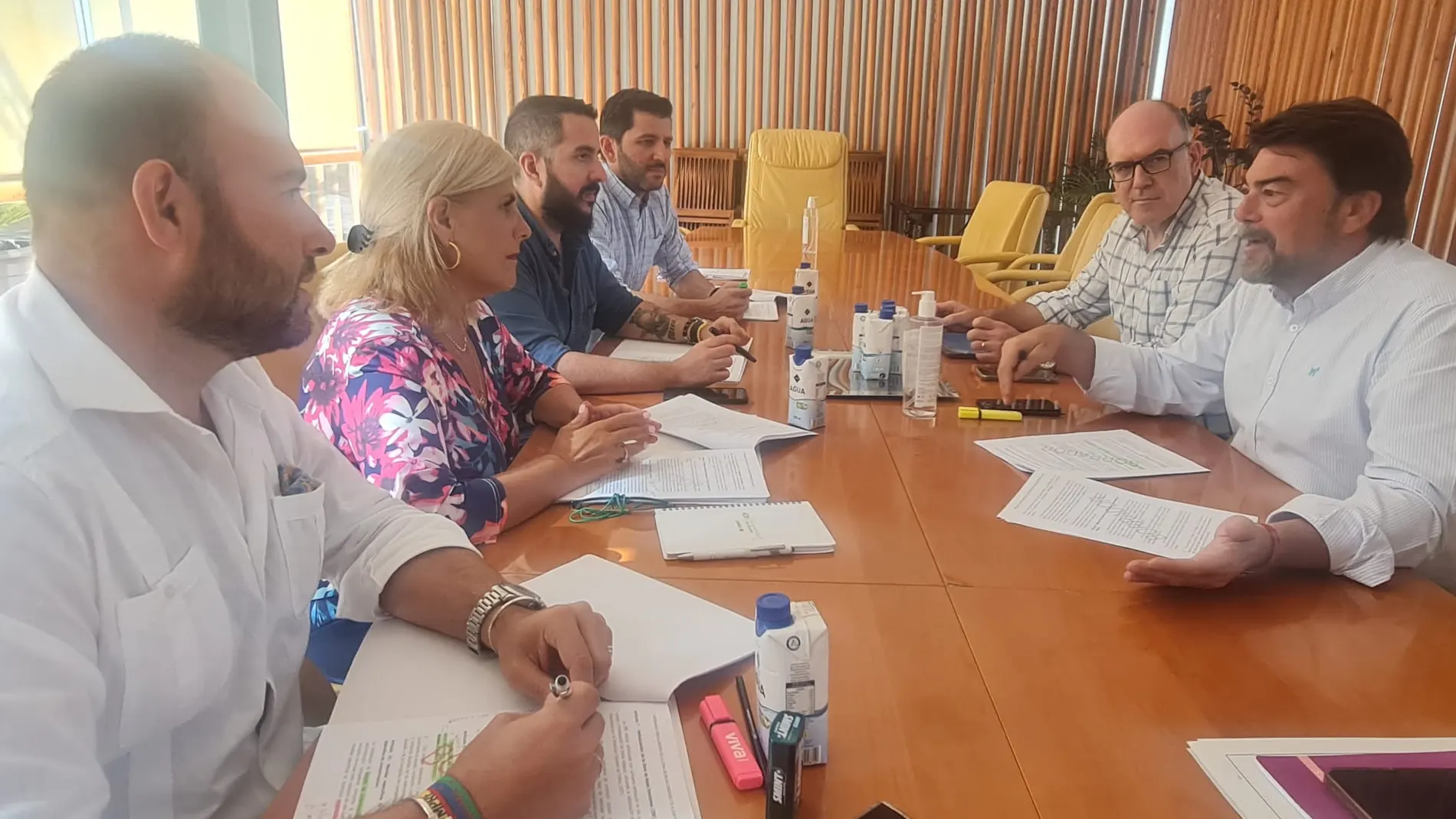 Reunión del PP y Vox en Alicante para abordar el texto de la Ordenanza de la Zona de Bajas Emisiones