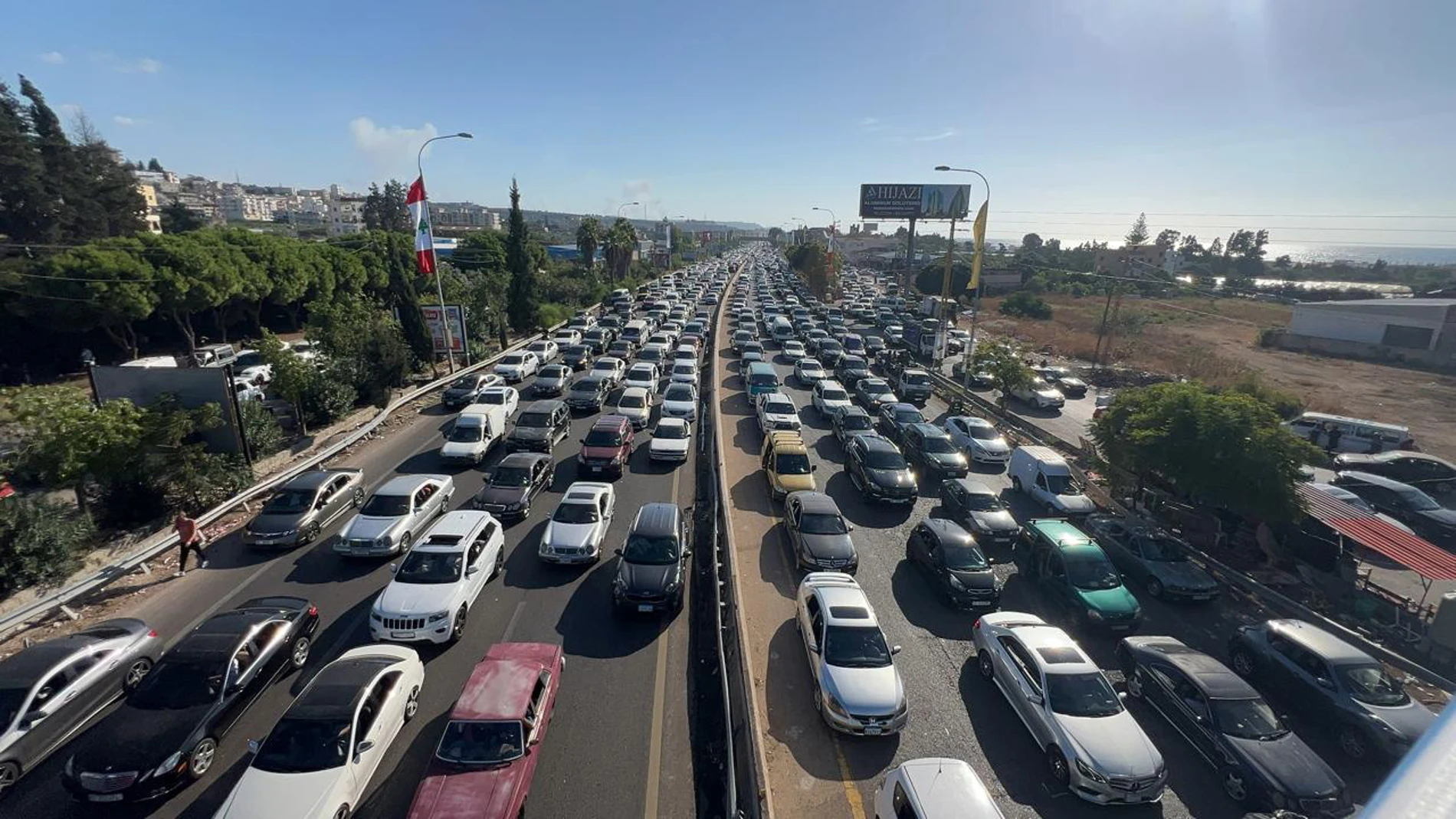 FOTODELDÍA Ghazieh (Líbano), 23/09/2024.- Los libaneses huyen con sus coches del sur del Líbano hacia Sidón y Beirut, por la carretera Zahrani-Nabatieh, en Ghazieh, sur del Líbano, este lunes. Miles de libaneses huyeron del sur del Líbano después de que el ejército israelí emitiera una advertencia de evacuación. El ejército israelí anunció el 23 de septiembre que lanzó "amplios" ataques aéreos contra objetivos de Hezbolá en el Líbano. Se ha advertido a los residentes libaneses de las aldeas d...