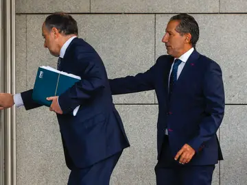 Jesús Manuel Gómez declara como investigado en el caso Koldo MADRID, 23/09/2024.- El que fuera subsecretario de Transportes Jesús Manuel Gómez (d), a su llegada este lunes a la Audiencia Nacional para declarar como investigado en la causa abierta sobre las adjudicaciones de contratos de mascarillas a una empresa del denominado caso Koldo. EFE/J.J. Guillén