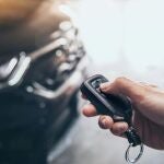 ¿Por qué algunas personas revisan varias veces si cerraron el coche? Esto dice la psicología