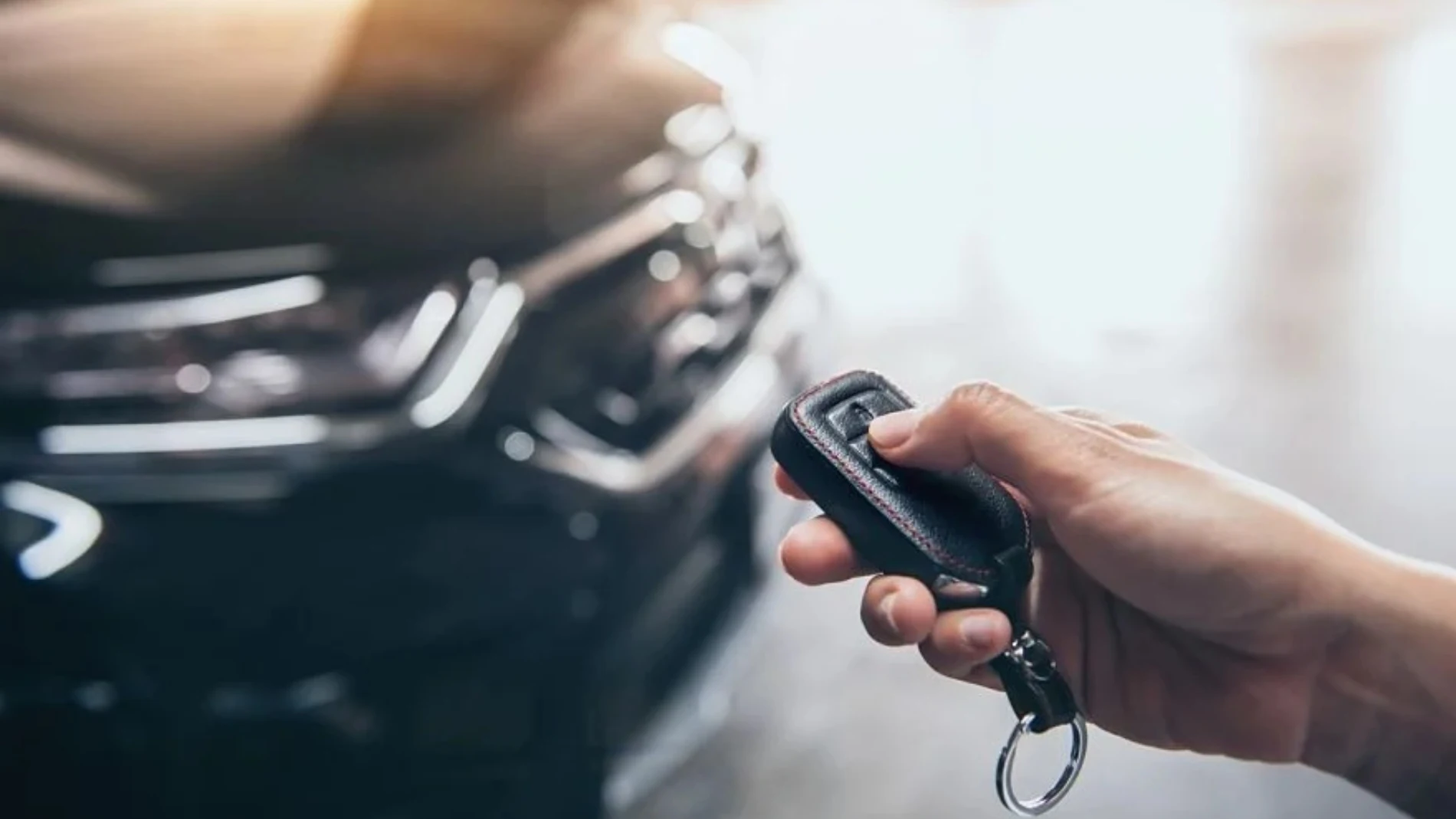 ¿Por qué algunas personas revisan varias veces si cerraron el coche? Esto dice la psicología