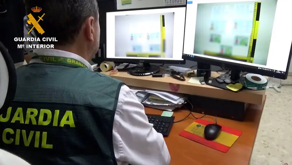 La Guardia Civil detiene a cinco personas por estafar 325.0000 euros a dos mujeres mediante el método 'falso Brad Pitt'