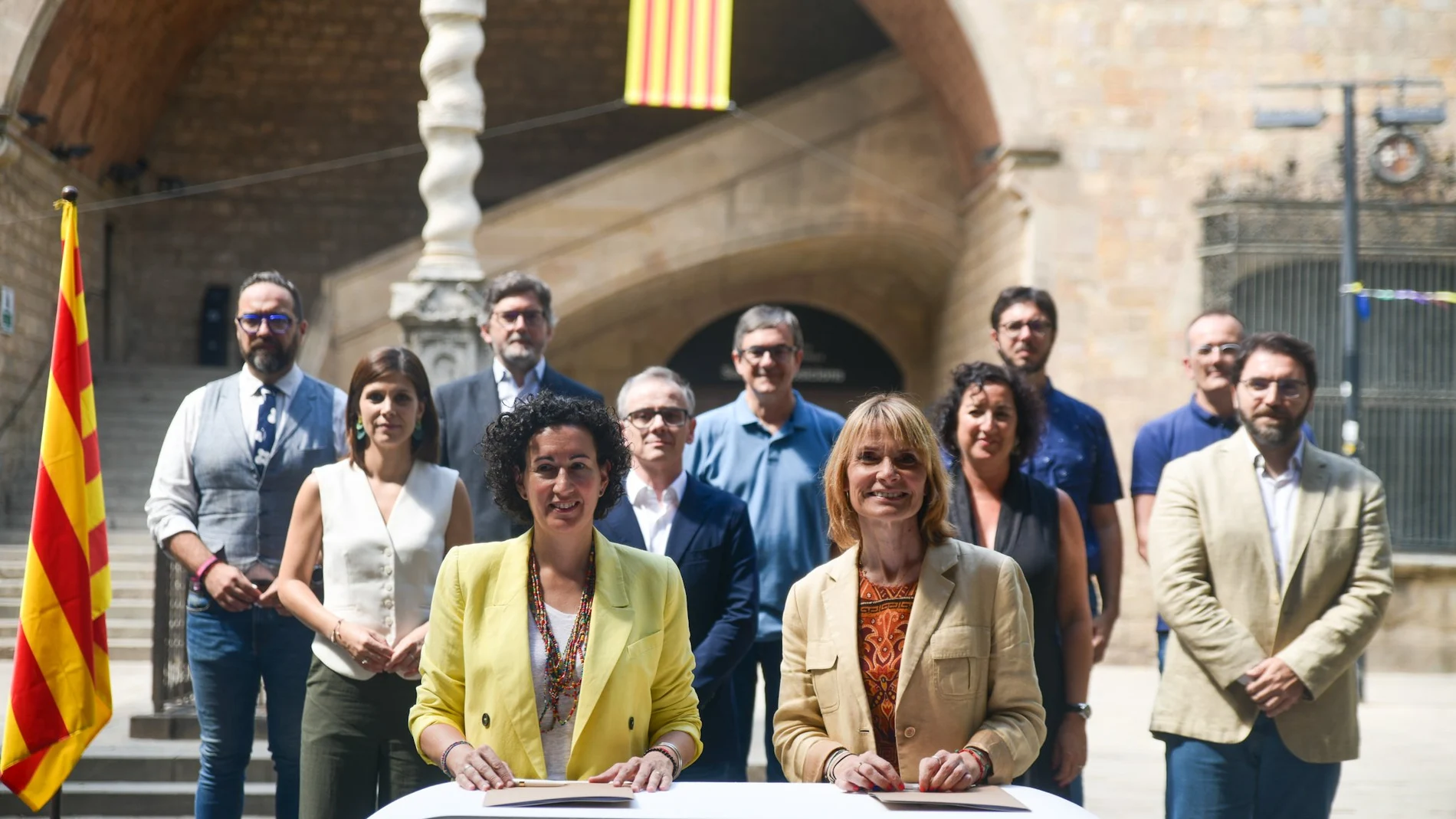 La viceprimera secretaria del PSC, Lluïsa Moret (d), y la secretaria general de ERC, Marta Rovira (i), junto los equipos negociadores del PSC y de ERC han firmado este miércoles el acuerdo para la investidura del líder de los socialistas catalanes, Salvador Illa, ante la Biblioteca de Catalunya, en el barrio barcelonés del Raval.