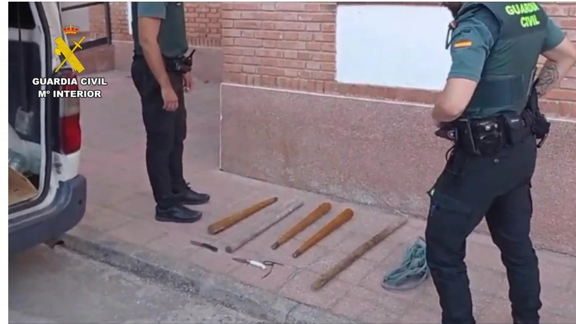 Las armas y palos utilizados en el secuestro