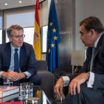 El líder del PP, Alberto Núñez Feijóo y Margaritis Schinas, en la sede nacional del PP.