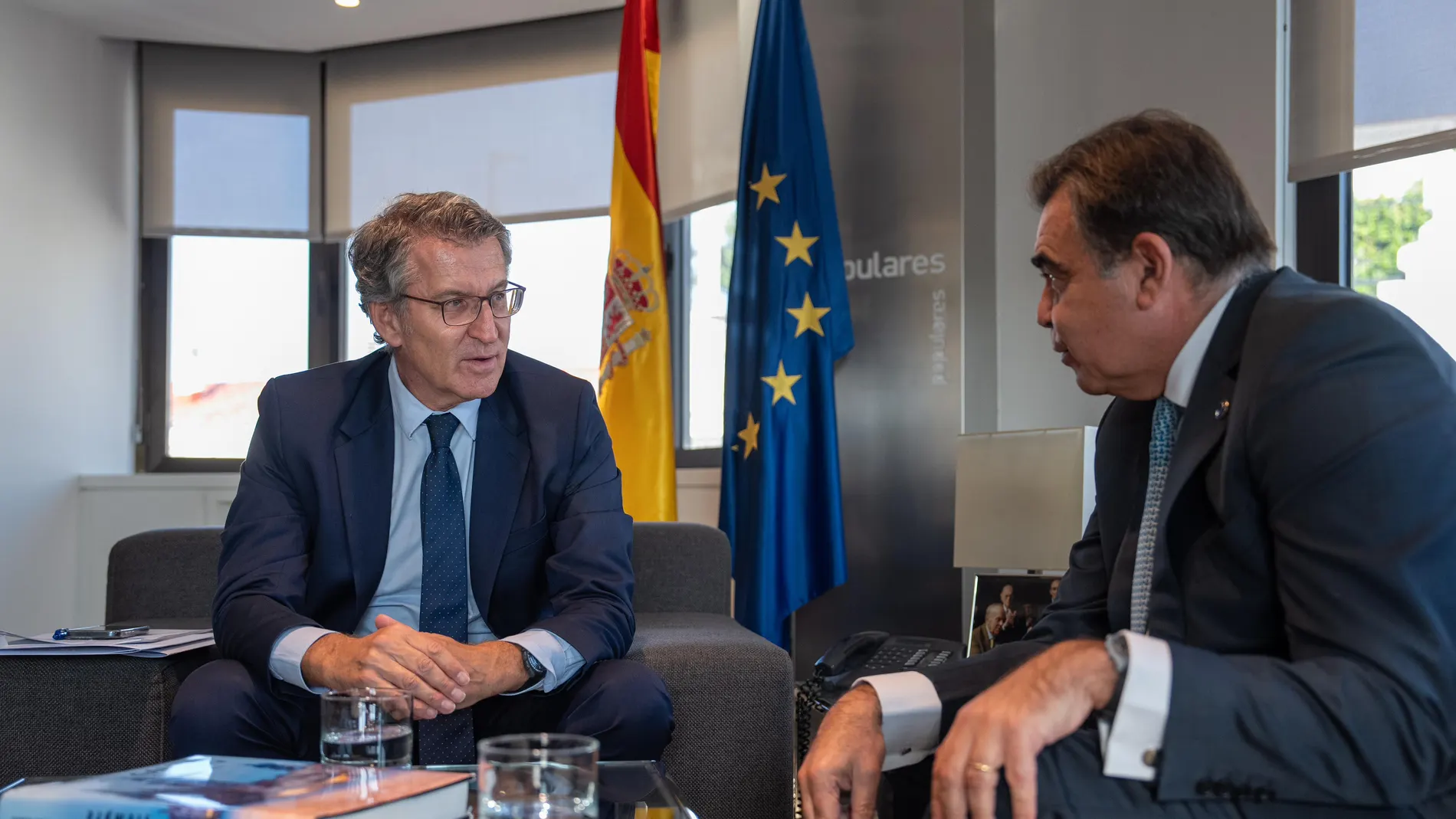 El líder del PP, Alberto Núñez Feijóo y Margaritis Schinas, en la sede nacional del PP.