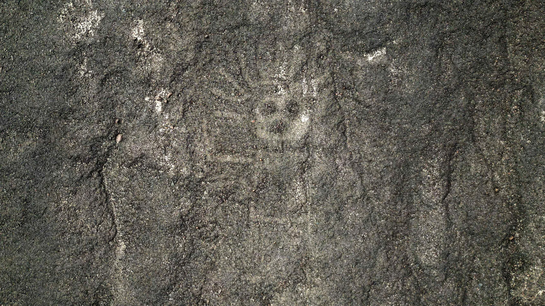 AME1774. LIMA (PERÚ), 23/09/2024.- Fotografía satelital cedida por el Instituto Nazca de la Universidad de Yamagata de Japón e IBM Research de una imagen en las pampas peruanas de Nazca (Perú). La inteligencia artificial ha permitido a los investigadores identificar 303 nuevos geoglifos en las pampas peruanas de Nazca, lo que duplica el número que hasta ahora se conocía de estas misteriosas figuras descubiertas por la arqueóloga Maria Reiche en la década de 1940. EFE/ Instituto Nazca de la Un...