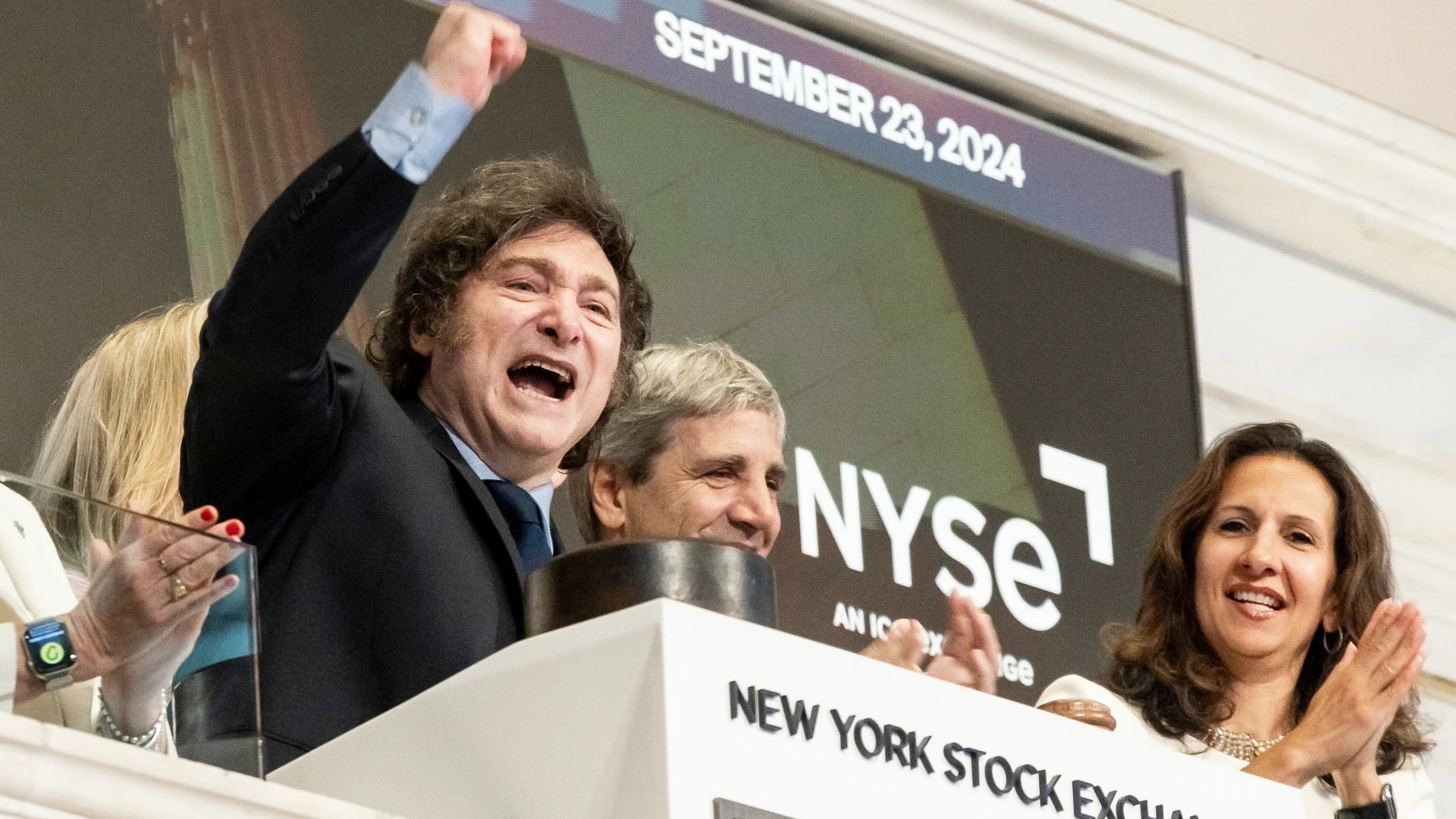 New York (United States), 23/09/2024.- Argentinian President Javier Milei (L) gestures next to NYSE President Lynn Martin (R) as he visits the New York Stock Exchange (NYSE) in New York, New York, USA, 23 September 2024. Milei is in New York to attend the annual General Debate of the United Nations General Assembly (UNGA). (Nueva York) EFE/EPA/JUSTIN LANE