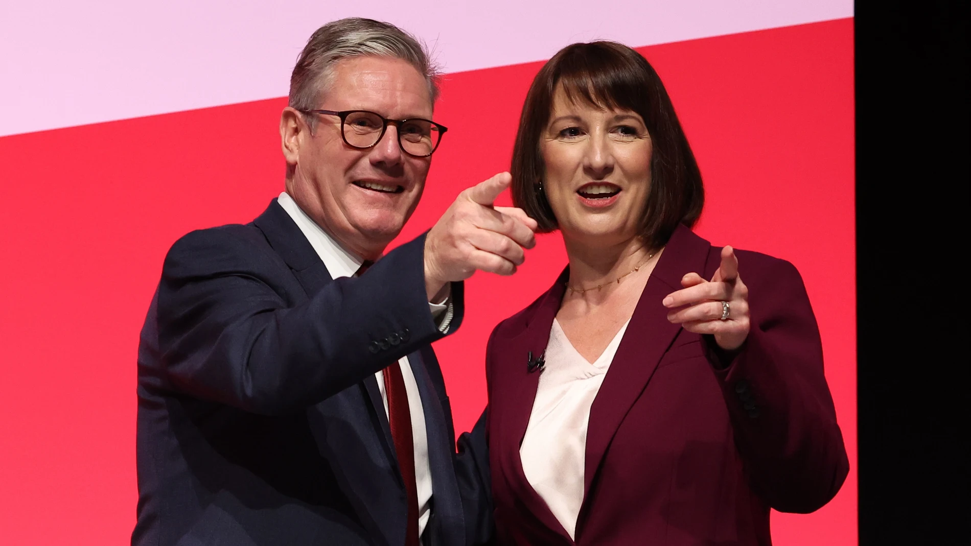 Liverpool (United Kingdom), 23/09/2024.- British Prime Minister, Sir Keir Starmer (L), and British Chancellor of the Exchequer, Rachel Reeves (R), gesture during the Labour Party Conference in Liverpool, Britain, 23 September 2024. The conference runs from 22 to 25 September at the Arena Convention Centre in Liverpool. (Reino Unido) EFE/EPA/ADAM VAUGHAN