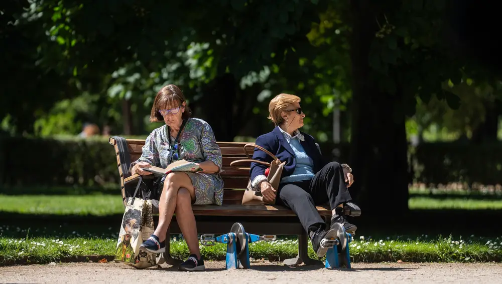 Una persona mayor hace ejercicio en El Retiro.