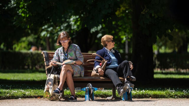 Una persona mayor hace ejercicio en El Retiro.
