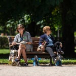Una persona mayor hace ejercicio en El Retiro.