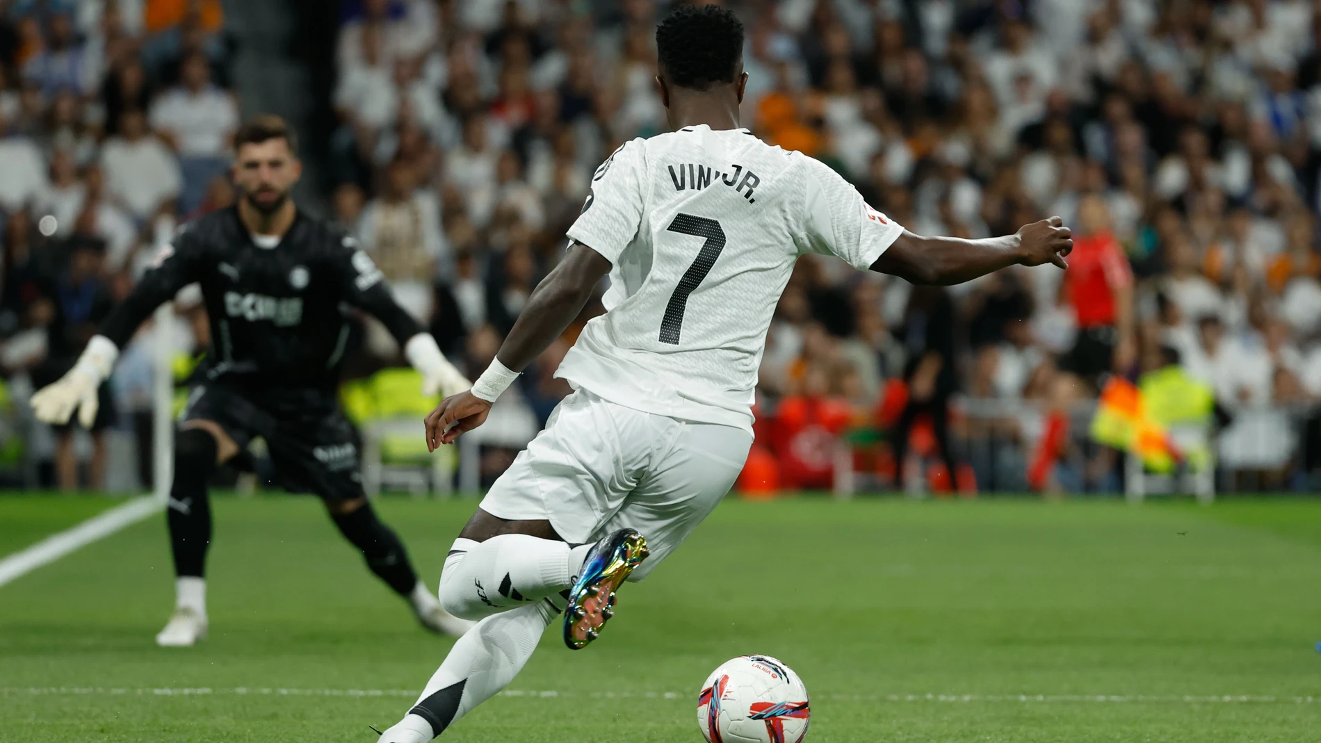 MADRID, 24/09/2024.- El delantero brasileño del Real Madrid, Vinicius Junior, conduce el balón durante el encuentro correspondiente a la séptima jornada de Laliga EA Sports que Real Madrid y Alavés disputan hoy martes en el estadio Santiago Bernabéu, en Madrid. EFE / Juanjo Martín.