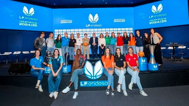 En el centro, Elisa Aguilar, presidenta de la FEB, Rodríguez Uribes, presidente del CSD, y María Lacasa, de Endesa, en la presentación de la LF Endesa