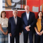 Los directivos de Consum junto a los representantes de Cruz Roja