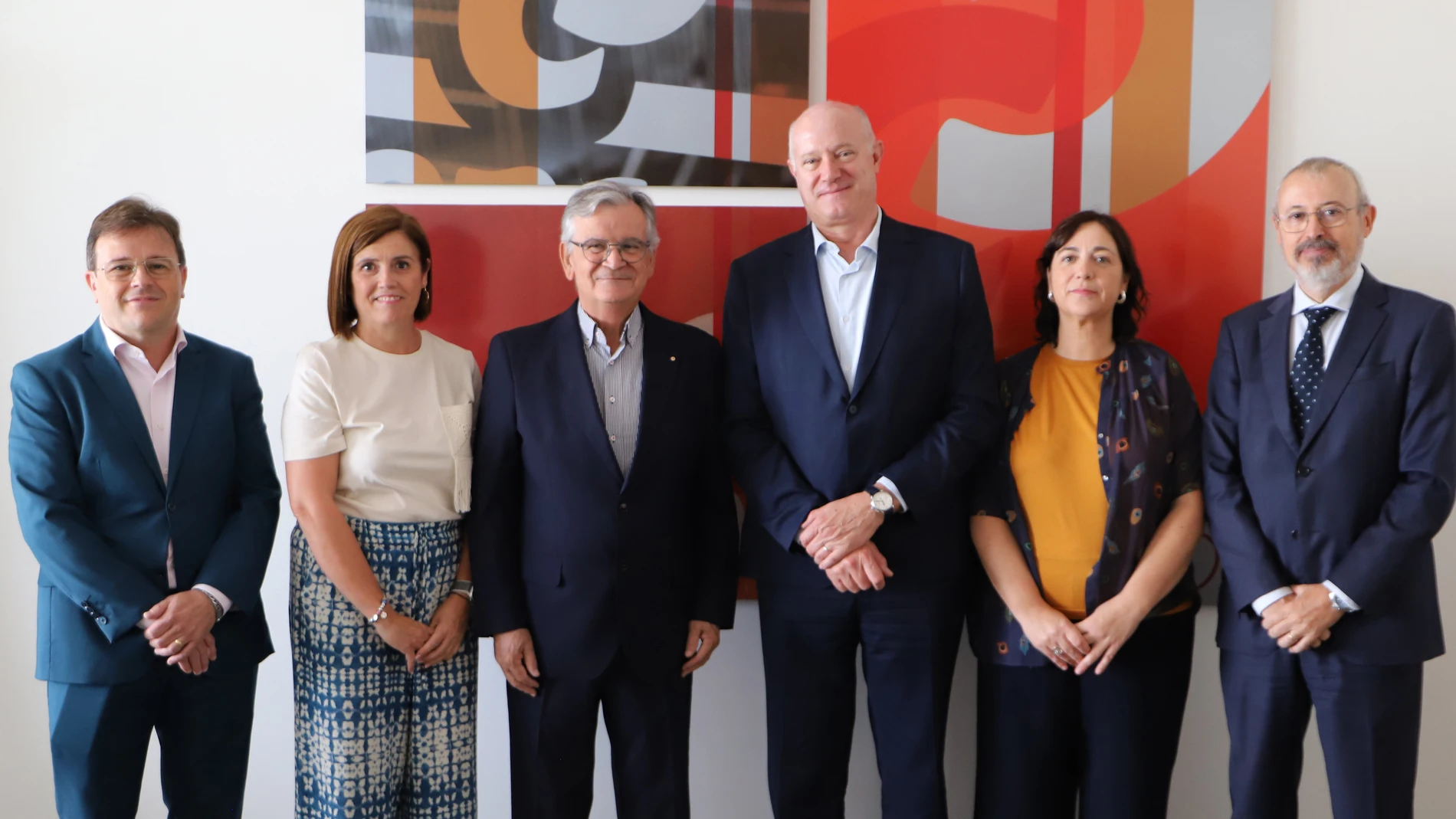 Los directivos de Consum junto a los representantes de Cruz Roja