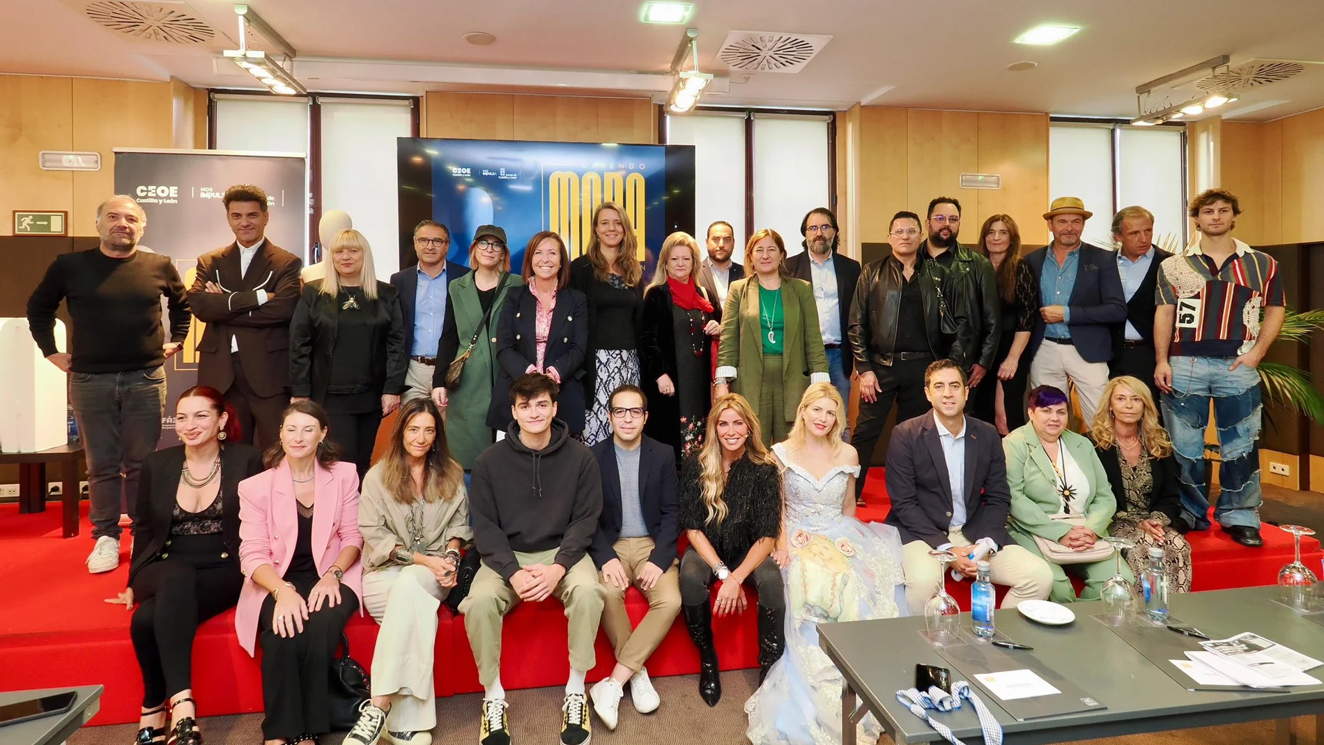 Diseñadores, empresarios y estudiantes participantes en la jornada “Las claves del éxito en la industria textil de Castilla y León” en Valladolid