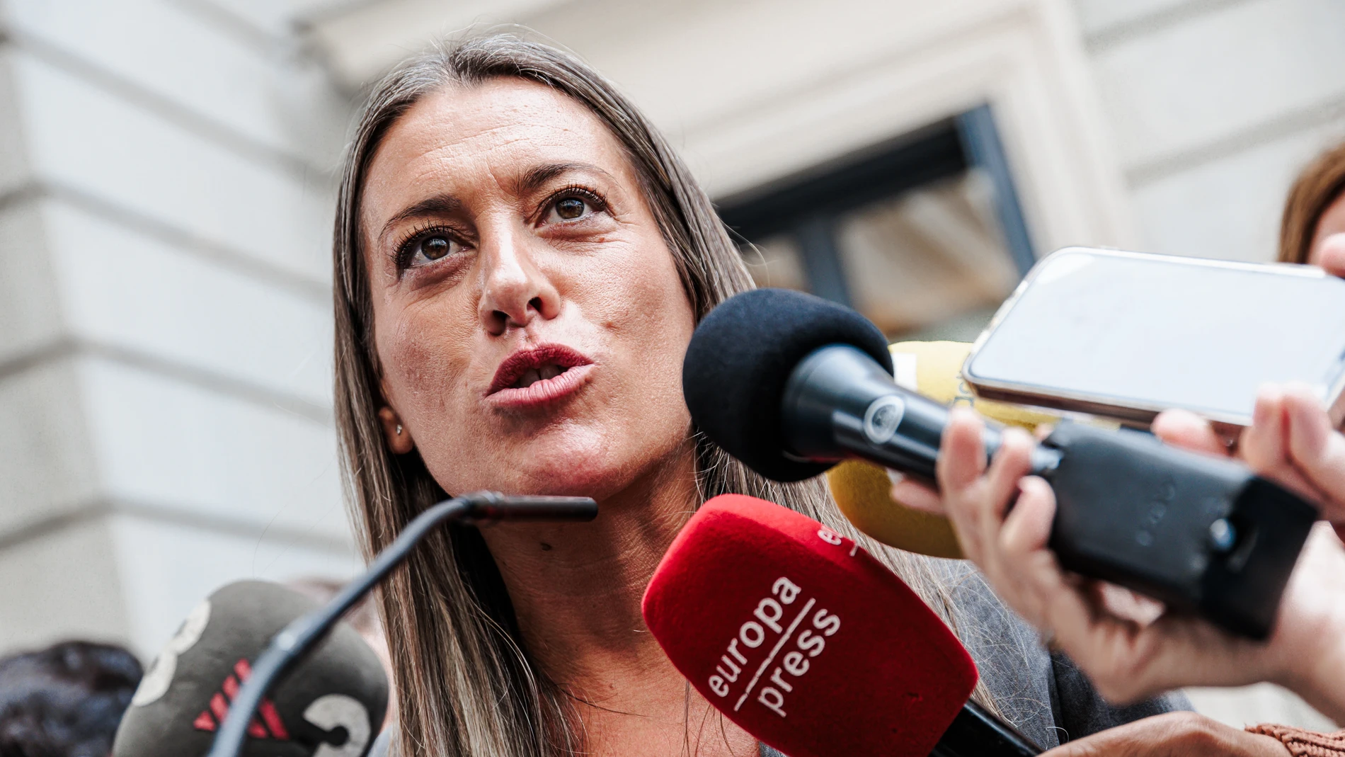 La portavoz de Junts en el Congreso de los Diputados, Miriam Nogueras, ofrece declaraciones a los medios, en el Patio del Congreso de los Diputados, a 24 de septiembre de 2024, en Madrid (España). Durante sus declaraciones, Nogueras, ha instado al Gobierno a que presente una nueva propuesta de senda de déficit "que mejore la situación de los catalanes" y se siente a negociar para conseguir el apoyo de sus siete diputados, necesarios para que salga adelante en el Congreso. 24 SEPTIEMBRE 2024;...