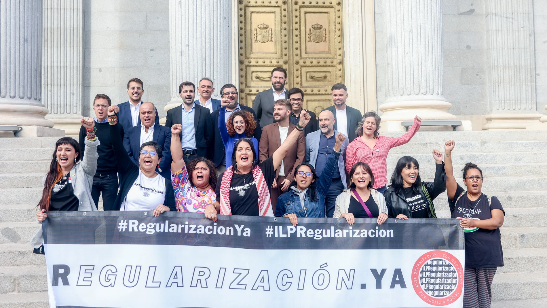Varios diputados celebran la decisión del Congreso para desbloquear la ILP para regular a medio millón de migrantes, frente al Congreso de los Diputados, a 24 de septiembre de 2024, en Madrid (España). La Mesa del Congreso ha desbloqueado este martes, 24 de septiembre, la tramitación parlamentaria de la Iniciativa Legislativa Popular (ILP) para regular a más de millón de migrantes residentes en España, poniendo fin a las prórrogas del plazo de enmiendas que se han venido sucediendo semana tra...