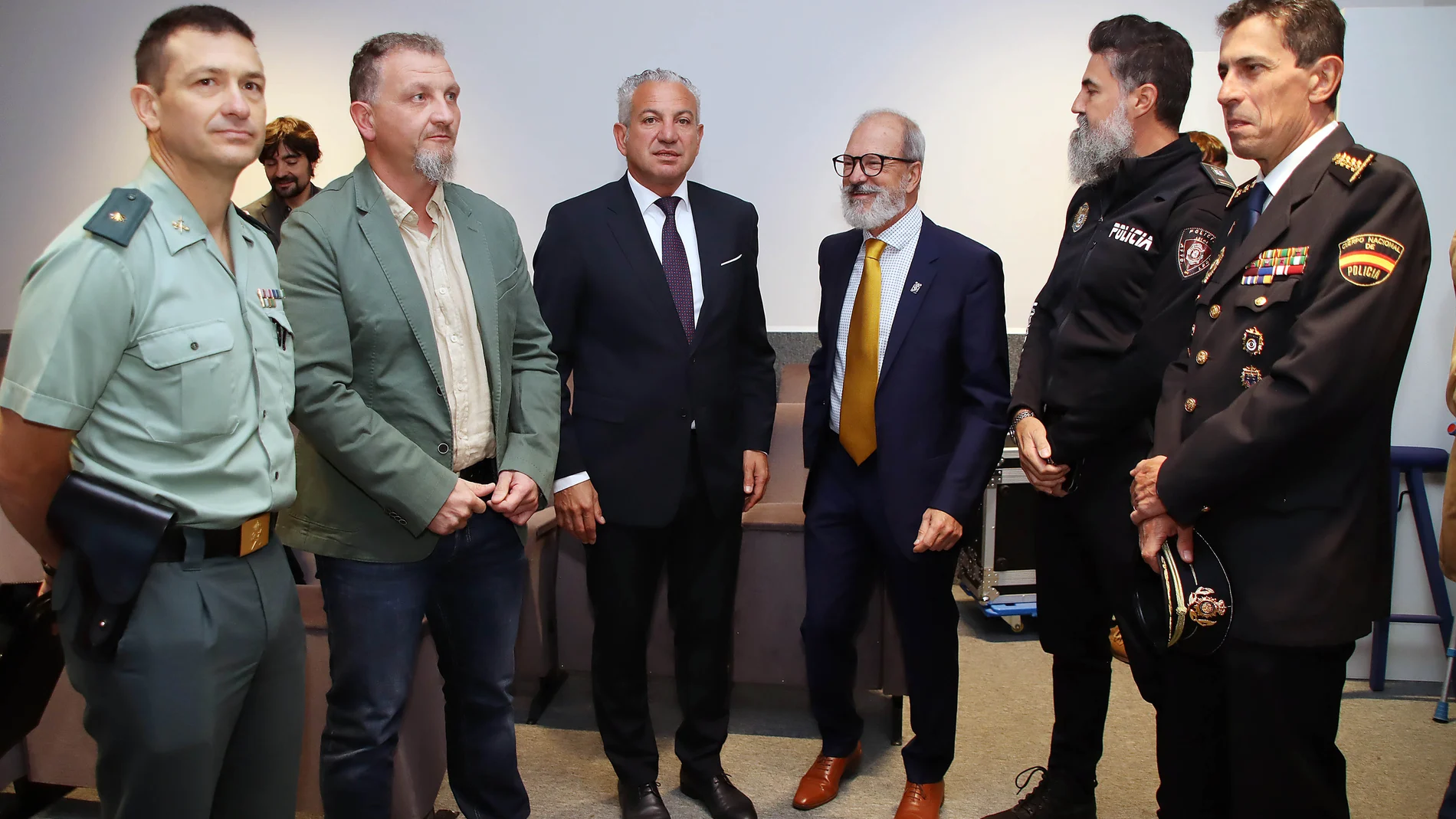 El delegado del Gobierno en Castilla y León, Nicanor Sen, y el presidente de Camino Francés Federación, Miguel Pérez, presentan el VI Curso de Seguridad en las rutas jacobeas