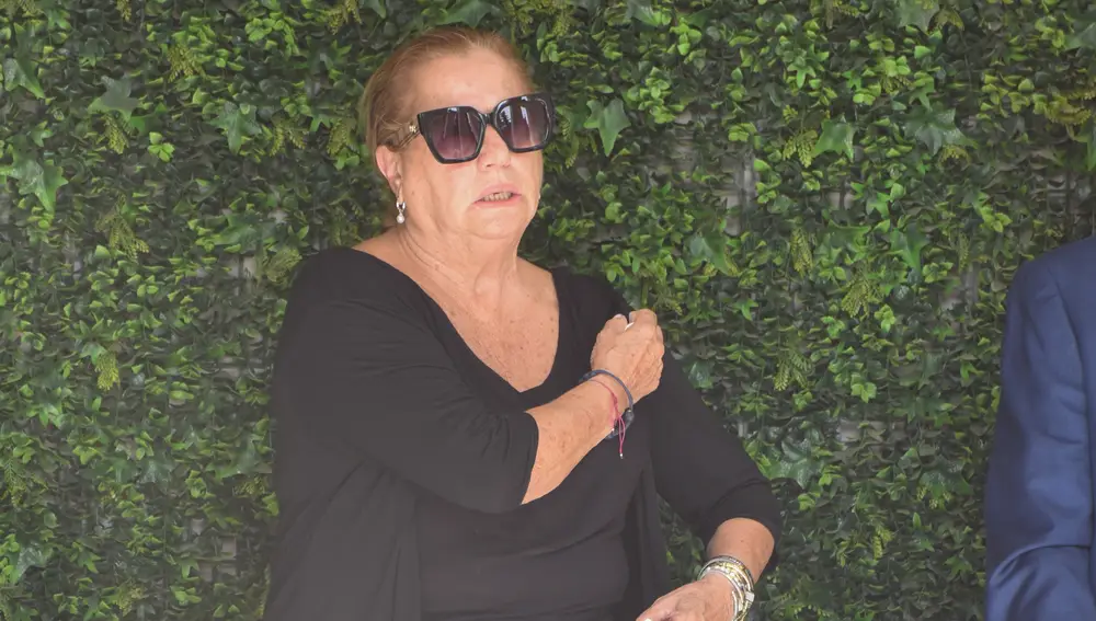 Gesto de dolor, en el rostro de Mayte Zaldívar