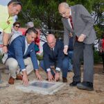 Jesús Julio Carnero junto a José Luis Bellido, colocando la piedra 