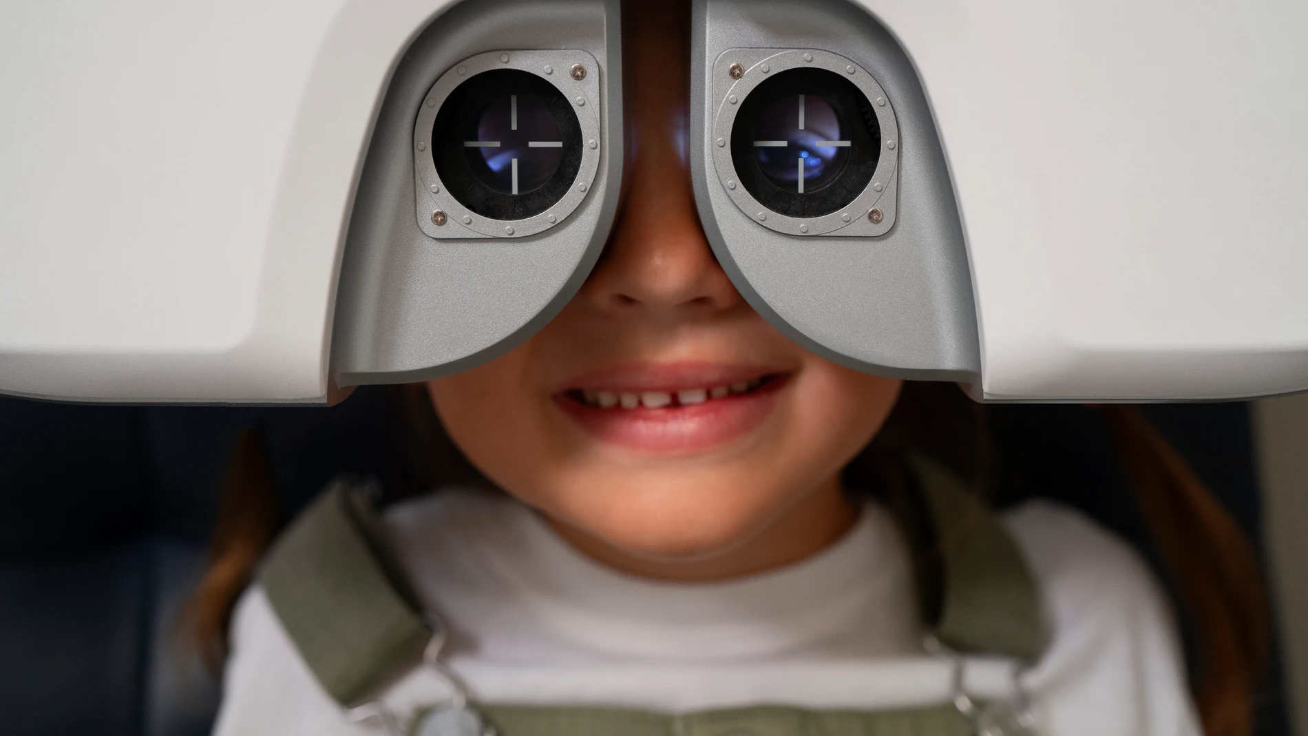 Una niña revisándose la vista