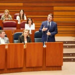 Mañueco interviene desde su escaño en las Cortes