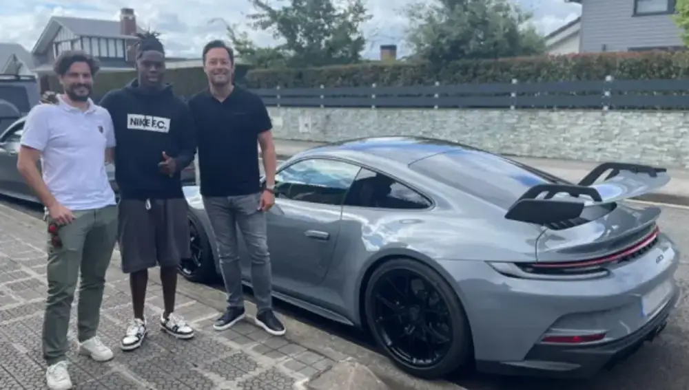 Nico, junto a su nuevo coche
