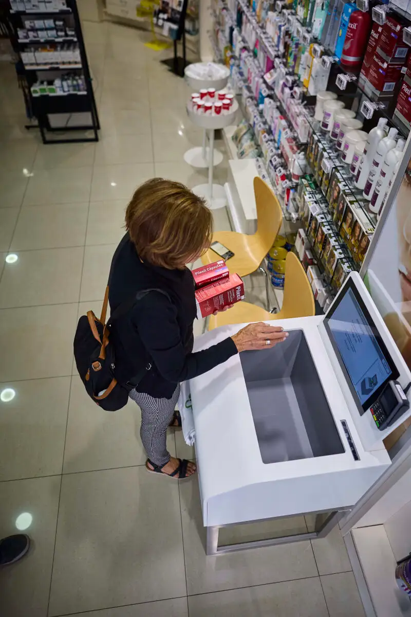 Una farmacia de Alcobendas (Madrid) ha incorporado una caja de autopago con tecnología RFID que permite a los