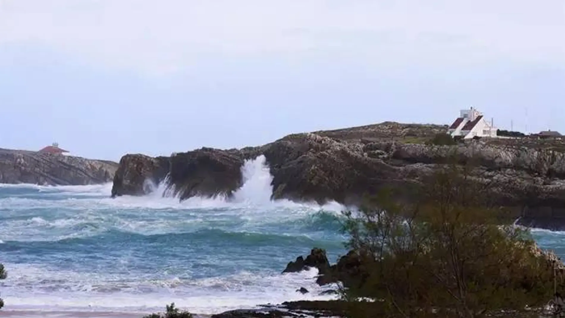 Olas rompiendo en Santander