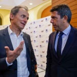 El presidente de Hispasat, Pedro Duque, conversa con el president de la Generalitat, Carlos Mazón, durante el Foro Periodismo 2030, la Universidad CEU-Cardenal Herrera, la Fundación AXA y Metroscopia que presenta la encuesta "Creando una nueva realidad"