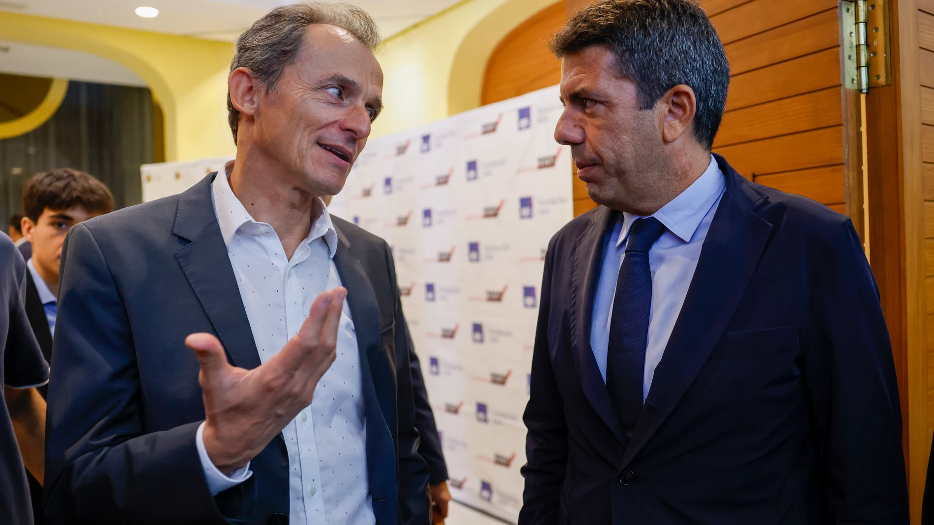 El presidente de Hispasat, Pedro Duque, conversa con el president de la Generalitat, Carlos Mazón, durante el Foro Periodismo 2030, la Universidad CEU-Cardenal Herrera, la Fundación AXA y Metroscopia que presenta la encuesta "Creando una nueva realidad"