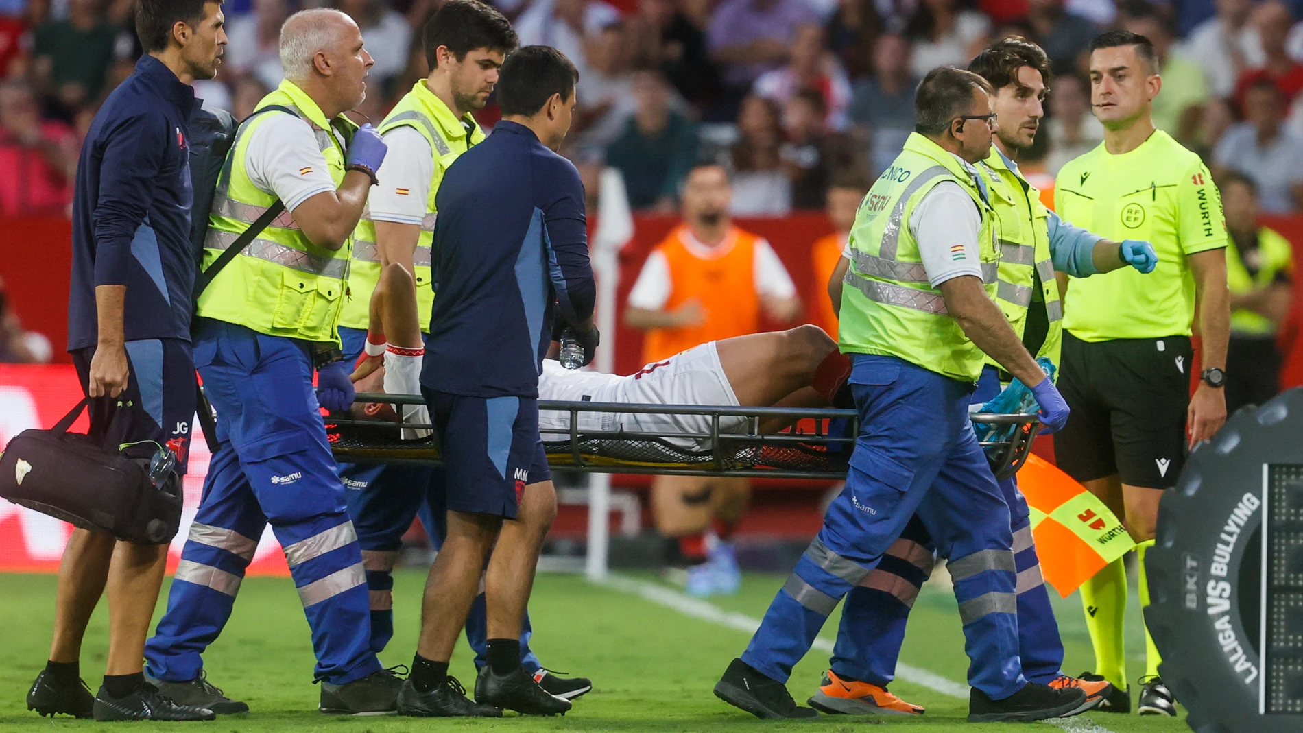 SEVILLA, 24/09/2024.- El centrocampista del Sevilla FC Saúl Ñíguez se retira del campo lesionado durante el partido de la jornada 7 de LaLiga EA Sports disputado este martes en el estadio Sánchez Pizjuán de Sevilla. EFE/José Manuel Vidal