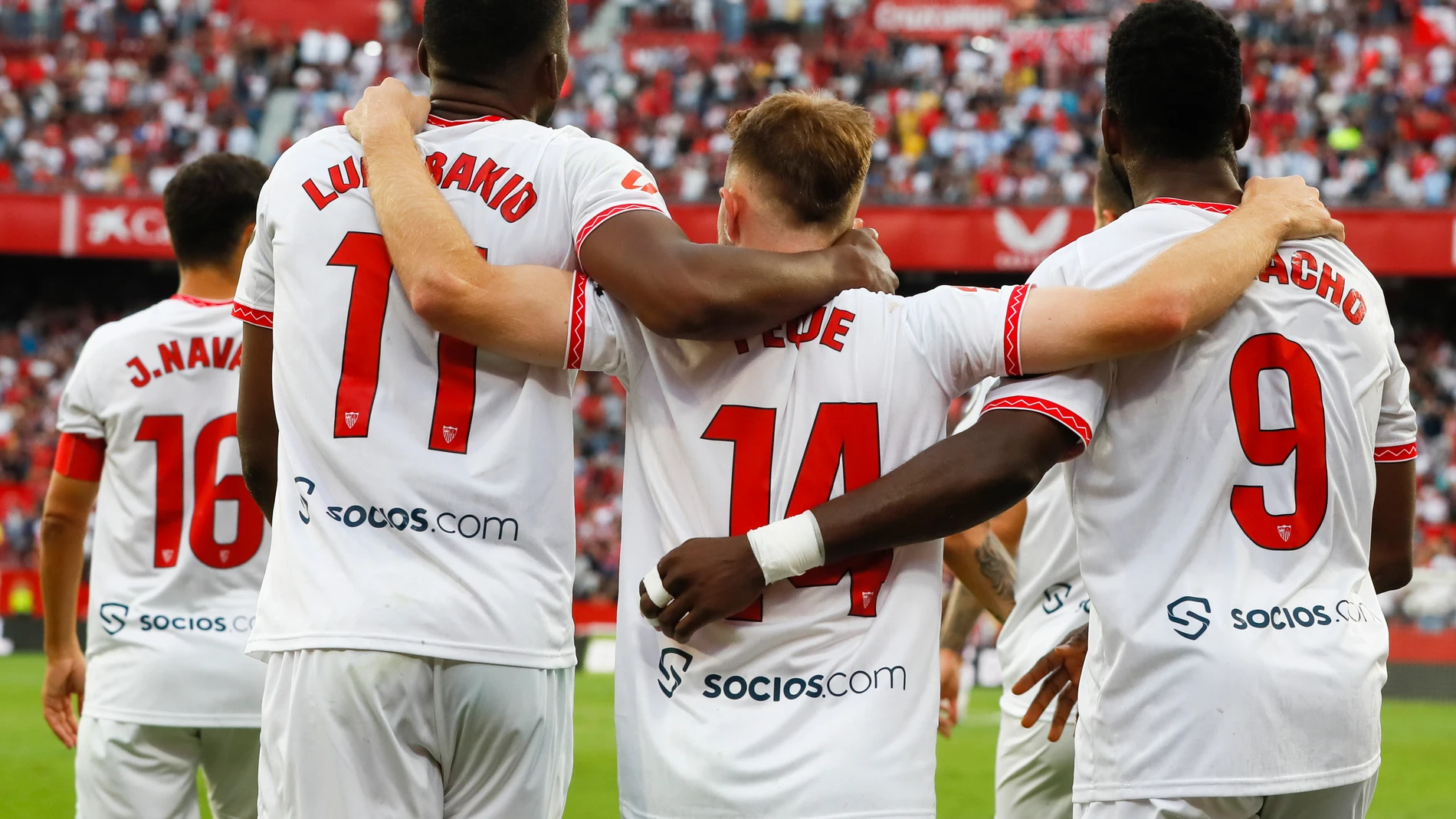 SEVILLA, 24/09/2024.- Peque Fernández (c), del Sevilla, celebra el primer gol ante el Valladolid durante el partido de la jornada 7 de LaLiga EA Sports disputado este martes en el estadio Sánchez Pizjuán de Sevilla. EFE/José Manuel Vidal