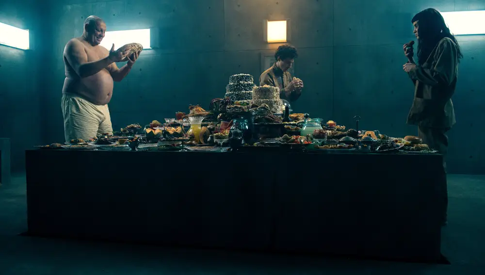 Hovik Keuchkerian y Milena Smit en una escena de 'El hoyo 2'