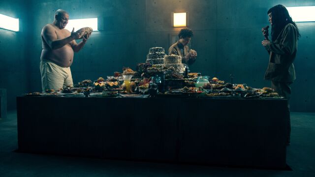 Hovik Keuchkerian y Milena Smit en una escena de 'El hoyo 2'