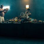 Hovik Keuchkerian y Milena Smit en una escena de 'El hoyo 2'