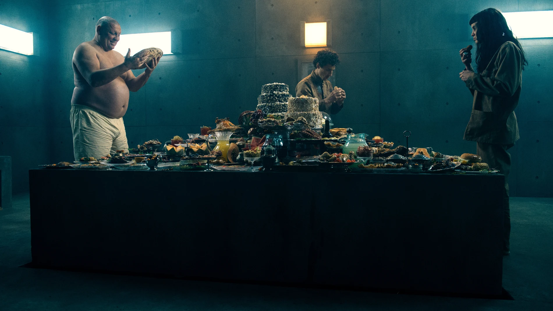 Hovik Keuchkerian y Milena Smit en una escena de 'El hoyo 2'