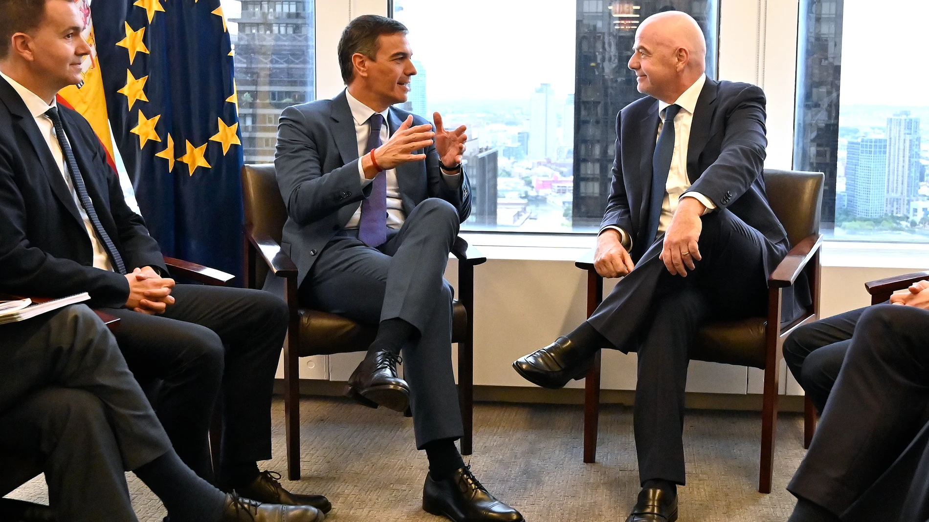 Pedro Sánchez dialoga con Gianni Infantino en Nueva York