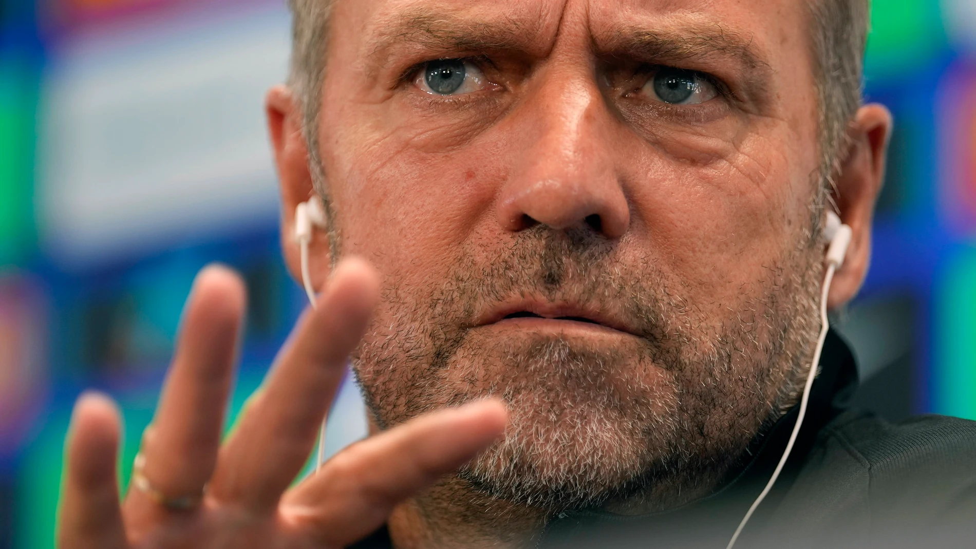 SANT JOAN DESPÍ, 24/09/2024.- El entrenador Hansa Flick ofrece una rueda de prensa tras el entrenamiento del primer equipo del FC Barcelona, este martes. EFE/ Enric Fontcuberta