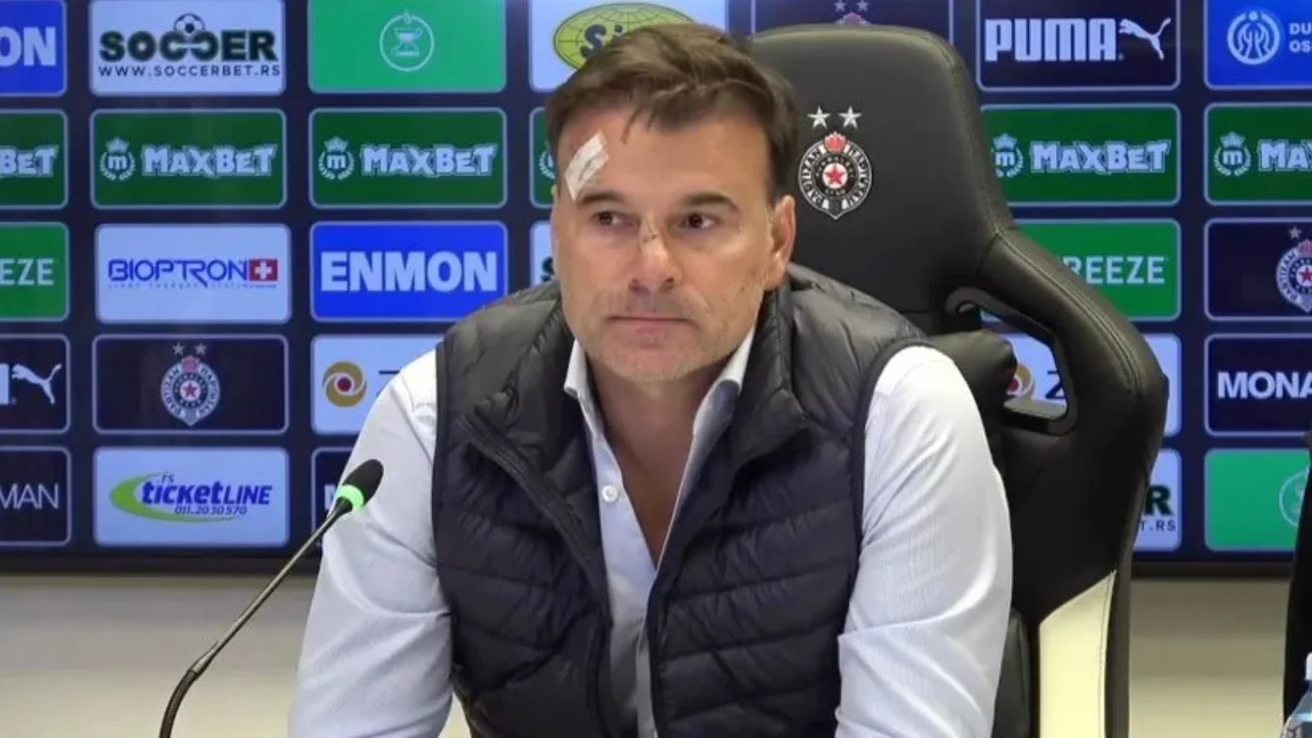 Aleksandar Stanojević, entrenador del Partizán en la rueda de prensa