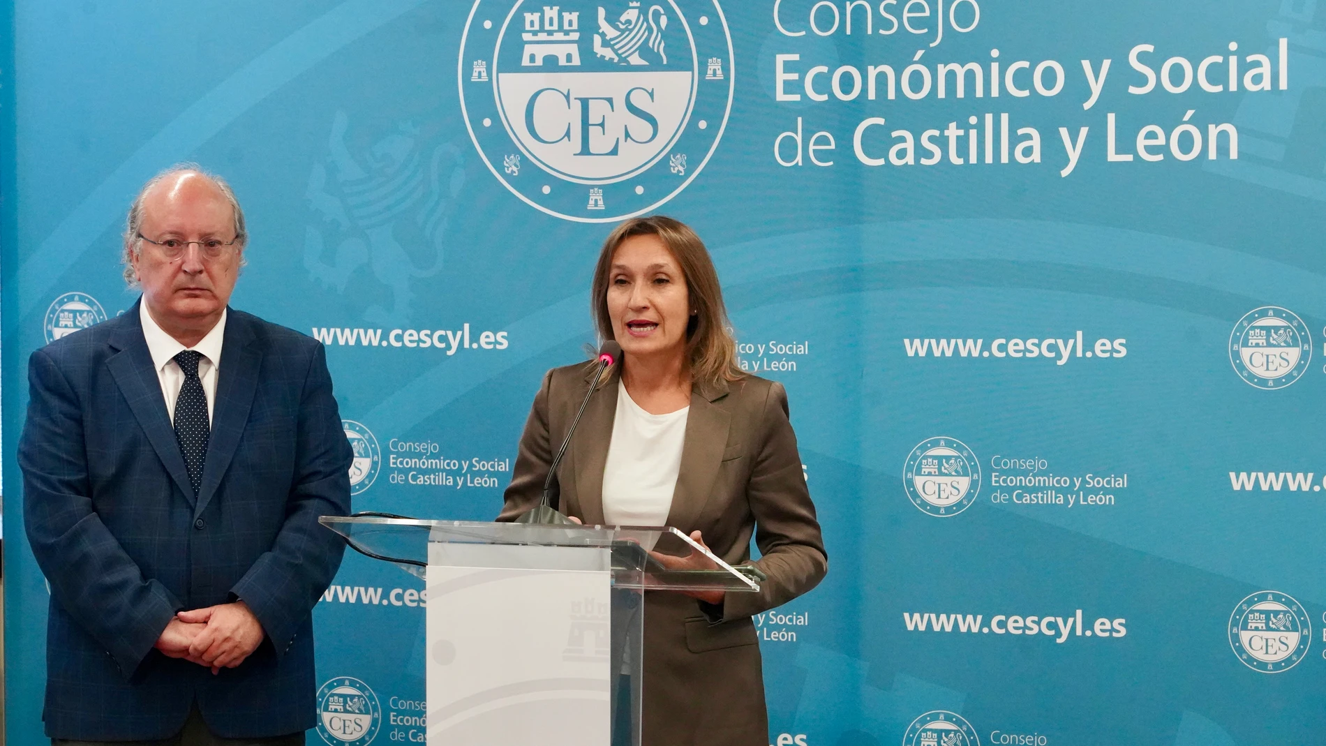 Enrique Cabero junto a Rocío Lucas durante la jornada celebrada en el CES